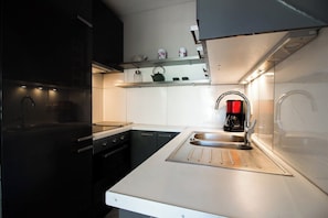 Geladeira, micro-ondas, fogão, cooktop