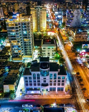 Un hôtel à plusieurs étages doté d’une cour intérieure, entouré d’immeubles de grande hauteur.