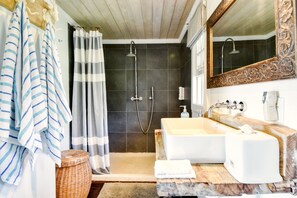 Dusche, Haartrockner, Handtücher, Seife