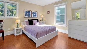 1 bedroom, desk, iron/ironing board, WiFi (free) - Condo Riviere Stay Downtown! Walk everywhere! (Wilmington)