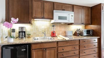 Fridge, microwave, stovetop, coffee/tea maker