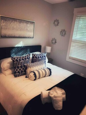 3 bedrooms, desk, iron/ironing board, free WiFi - Cozy Blue Bungalow Walk Downtown! Free parking! (Wilmington)