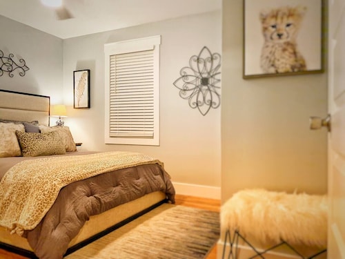 Cozy Blue Bungalow Walk Downtown! Free parking!