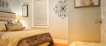 Cozy Blue Bungalow Walk Downtown! Free parking!