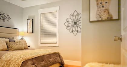 Cozy Blue Bungalow Walk Downtown! Free parking!