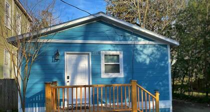 Cozy Blue Bungalow Walk Downtown! Free parking!