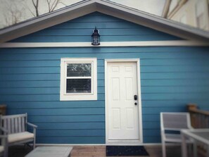 Exterior detail - Cozy Blue Bungalow Walk Downtown! Free parking! (Wilmington)