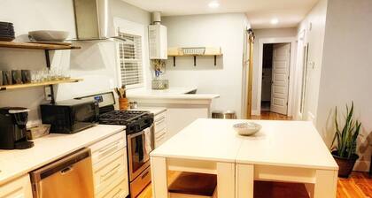 Cozy Blue Bungalow Walk Downtown! Free parking!