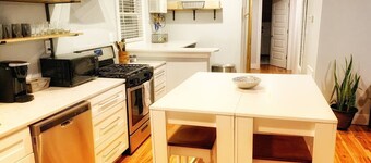 Cozy Blue Bungalow Walk Downtown! Free parking!