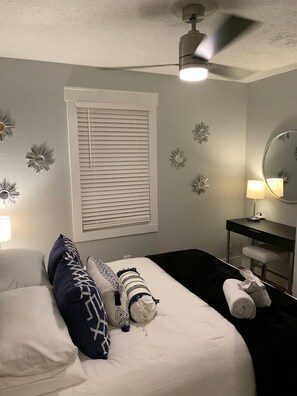 3 habitaciones, escritorio, tabla de planchar con plancha y wifi gratis