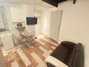 TV - Lovely furnished Studio 15 minutes from Etampes and close to all amenities! (Angerville)
