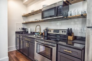 Refrigerador, microondas, horno y parrilla de estufa