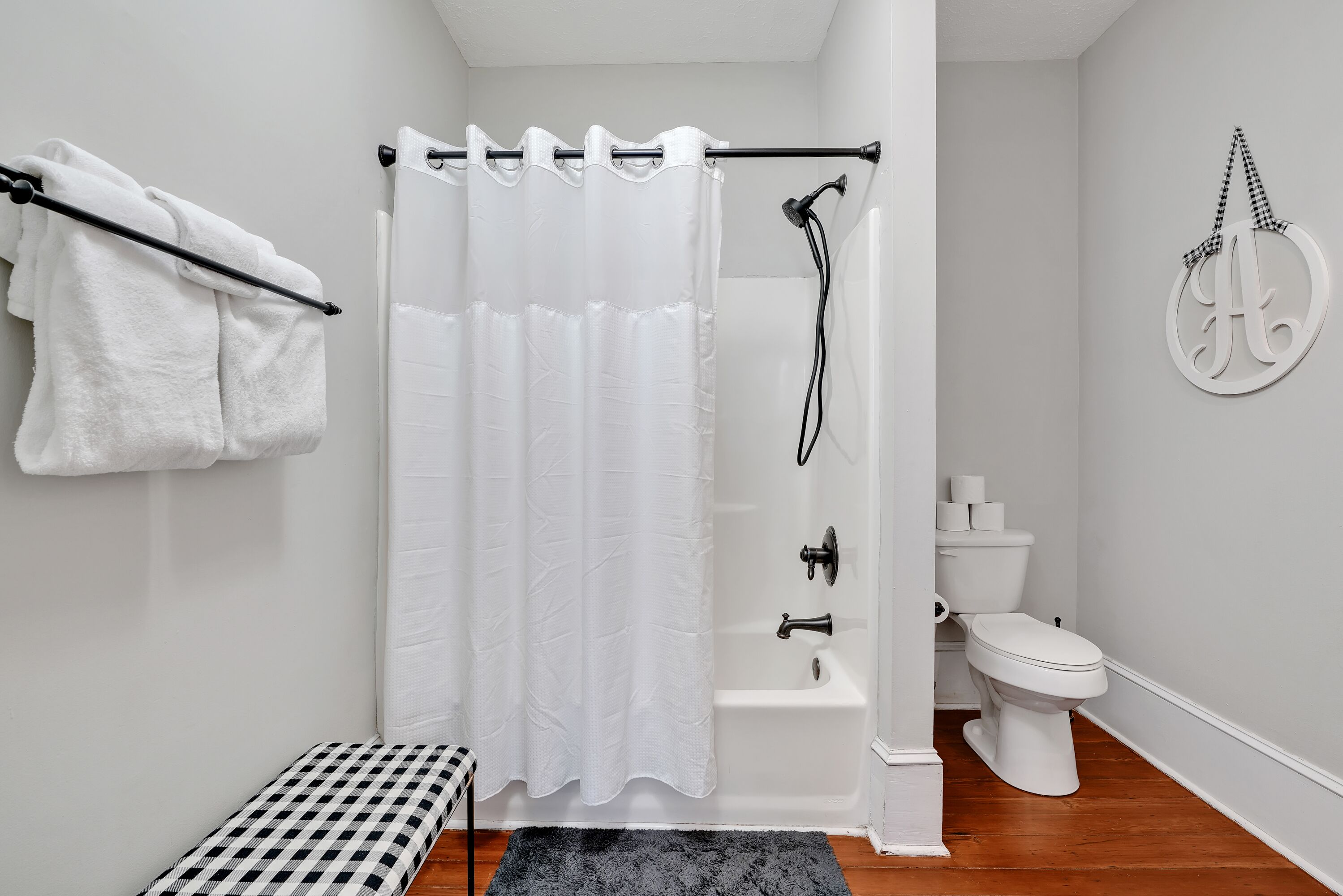 Ensemble baignoire-douche, séchoir à cheveux, serviettes fournies