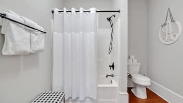 Ensemble baignoire-douche, séchoir à cheveux, serviettes fournies