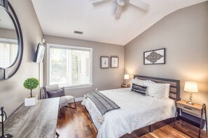 2 slaapkamers, een bureau, een strijkplank/strijkijzer, gratis wifi