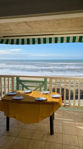 Exceptional T3 68 m2 seafront duplex with direct beach access