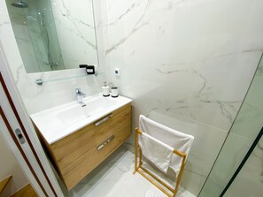 Dusche, Haartrockner, Handtücher, Seife