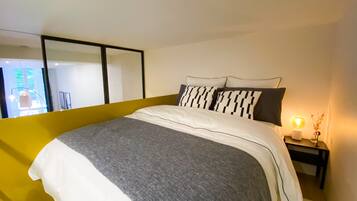 1 habitación, tabla de planchar con plancha, wifi gratis y ropa de cama