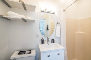Douche, sèche-cheveux, serviettes fournies