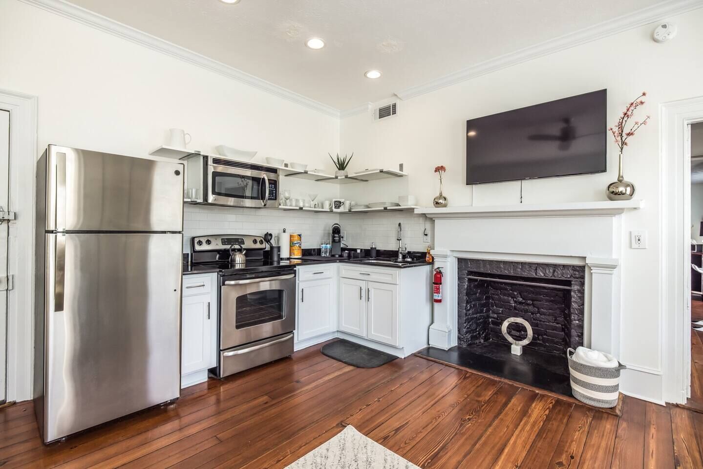 Coffee/tea maker, fridge, microwave, oven