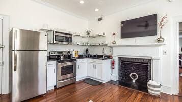 Coffee/tea maker, fridge, microwave, oven