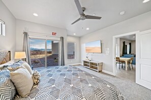 5 bedrooms, iron/ironing board, free WiFi, bed sheets - The Legacy Retreat Near National Parks! (Hurricane)