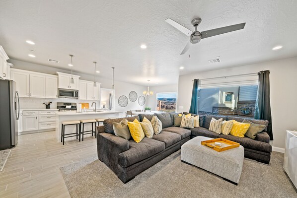 Smart TV, DVD player - The Legacy Retreat Near National Parks! (Hurricane)