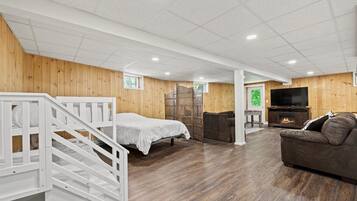 5 bedrooms, in-room safe, desk, iron/ironing board