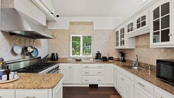 Kylskåp, mikrovågsugn, ugn och spishäll