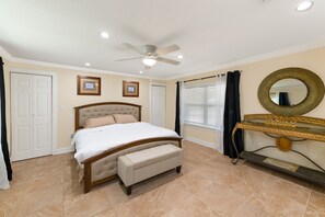4 bedrooms, in-room safe, desk, iron/ironing board