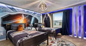 7 bedrooms, iron/ironing board, WiFi, bed sheets - Pac-Man Arcade & Star Wars-Themed Stay (Davenport)