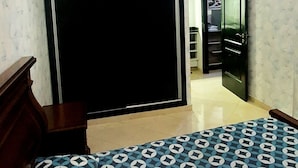 Une chambre à coucher avec un lit, une armoire et un miroir.