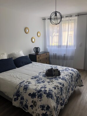 2 dormitorios, tabla de planchar con plancha, wifi y ropa de cama