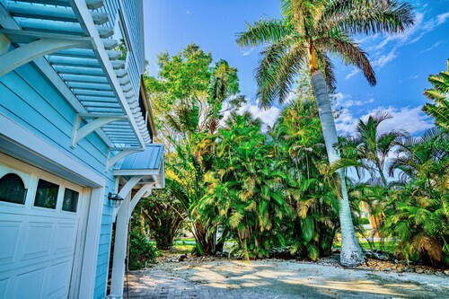 Beach House Anna Maria Island, FL - 1 block to beach!