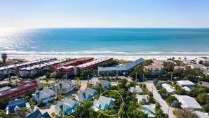 Ein Küstenort mit Strandhotels, einem Sandstrand und freiem Blick auf das Meer.