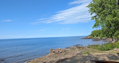 Sunrise Cove Cottage: Autumn Awaits at Sunrise Cove – Scenic Views and Peaceful Lakefront