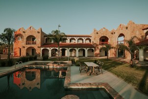 Piscina externa, funciona das 9h às 23h30, guarda-sóis