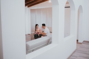 Villa Deluxe | Área de sala de estar | Smart TV de 40 pulgadas con canales digitales y televisión 