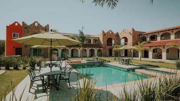 Alberca al aire libre y sombrillas en la alberca