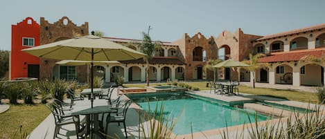 Una piscina al aire libre, sombrillas