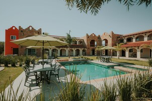 Una piscina al aire libre, sombrillas