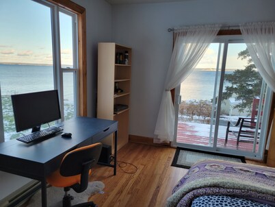 Amazing ocean view/ private road/close to bayswater beach.