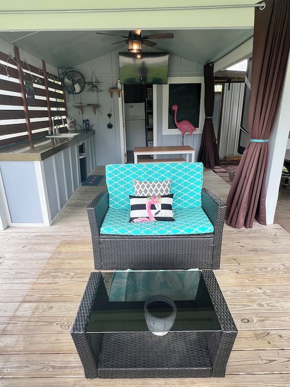 Delightfully Tacky Rv W/ Outdoor Living Space - Gulf Shores, AL
