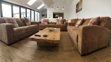 Een smart-tv, een open haard, een dvd-speler en boeken