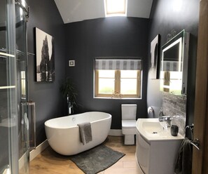 Badewanne, Haartrockner, Handtücher, Seife
