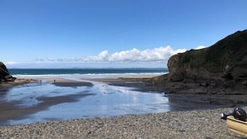 Ligstoelen aan het strand