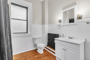 Duschwanne, kostenlose Toilettenartikel, Handtücher, Seife