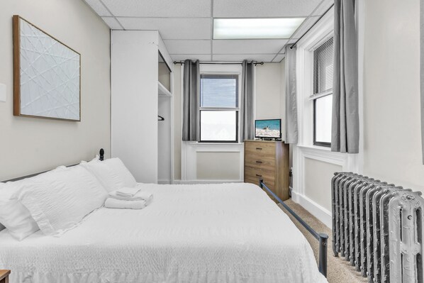 6 Schlafzimmer, hochwertige Bettwaren, Betten mit Memory-Foam-Matratzen