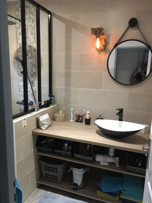 Bruser, hårtørrer, håndklæder