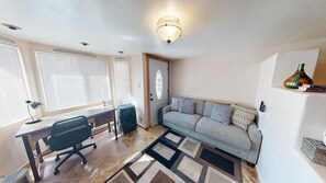 Smart TV, fireplace, books, stereo - Tesuque Gem - Cozy Casita Walkable to Tesuque Village Market & El Nido!  (Santa Fe)